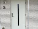 Ny ytterdörr med glasparti och tät montering i fasad.